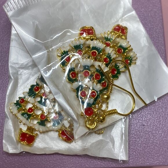💛 Gold Tone Christmas Tree Hook Earrings - Picture 3 of 4